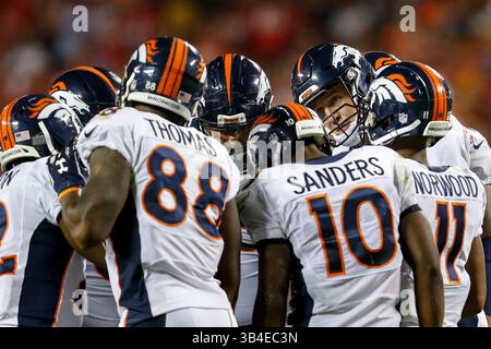 17. September 2105: Denver Broncos Quarterback Peyton Manning (18) im Kader der NFL-Heimspiele zwischen den Denver Broncos und den Kansas City Chiefs im Arrowhead Stadium in Kansas City, MO. Die Broncos besiegten die Chiefs 31:24; Tim Warner/CSM. (Bild: © Tim Warner/CSM via ZUMA Wire) Stockfoto