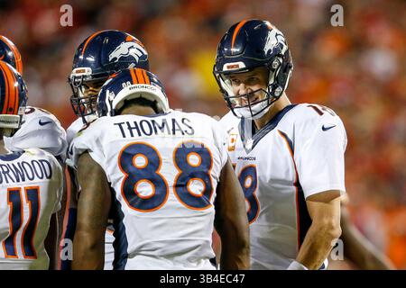 17. September 2105: Denver Broncos Quarterback Peyton Manning (18) macht Witze mit dem Denver Broncos Wide Receiver Demaryius Thomas (88) während der Eröffnung der NFL zwischen den Denver Broncos und den Kansas City Chiefs im Arrowhead Stadium in Kansas City, MO. Die Broncos besiegten die Chiefs 31:24; Tim Warner/CSM. (Bild: © Tim Warner/CSM via ZUMA Wire) Stockfoto