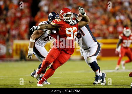 17. September 2105: Die Kansas City Chiefs Nose Tackle Dontari Poe (92) kommt während der Eröffnung der NFL zwischen den Denver Broncos und den Kansas City Chiefs im Arrowhead Stadium in Kansas City, MO, am Denver Broncos Center, Matt Paradis (61) vorbei. Die Broncos besiegten die Chiefs 31:24; Tim Warner/CSM. (Bild: © Tim Warner/CSM via ZUMA Wire) Stockfoto