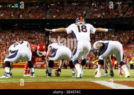 17. September 2105: Der Quarterback der Denver Broncos Peyton Manning (18) ruft während der Eröffnung des NFL-Heimspiels zwischen den Denver Broncos und den Kansas City Chiefs im Arrowhead Stadium in Kansas City, MO, ein hörbares Signal aus der vier-Yard-Linie. Die Broncos besiegten die Chiefs 31:24; Tim Warner/CSM. (Bild: © Tim Warner/CSM via ZUMA Wire) Stockfoto