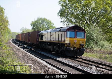 Diesellokomotive der Baureihe 66 der DB Nr. 66176, die einen freightliner-Zug in Hatton Bank, Warwickshire, Großbritannien, zieht Stockfoto