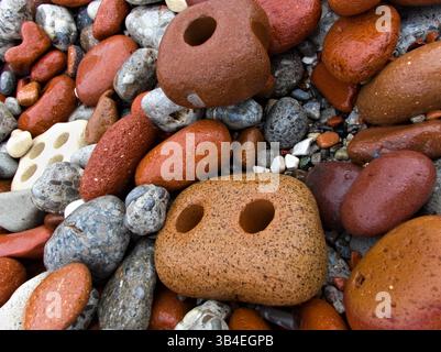 Küste von Ontario mit Steinmosaik aus wiedergewonnenem Bauschutt. Perfekt für den Einsatz im Hintergrund oder umweltfreundliche Materialkonzepte. Stockfoto