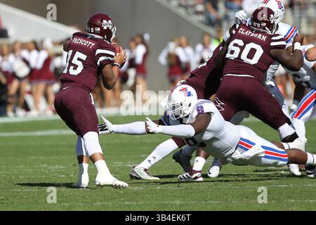 16. Oktober 2015: Vernon Butler (9) taucht für den Mississippi State Bulldogs Quarterback Dak Prescott (15) während des NCAA Football-Spiels zwischen den Mississippi State Bulldogs und den Louisiana Tech Bulldogs im Davis Wade Stadium in Starkville, MS. Chuck Lick/CSM(Kreditbild: © Chuck Lick/CSM via ZUMA Wire) Stockfoto