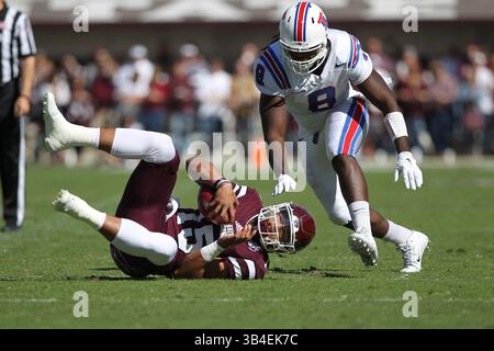 16. Oktober 2015: Louisiana Tech Bulldogs Defensive End Vontarrius Dora (8) sorgt dafür, dass der Mississippi State Bulldogs Quarterback Dak Prescott (15) während des NCAA Football-Spiels zwischen den Mississippi State Bulldogs und den Louisiana Tech Bulldogs im Davis Wade Stadium in Starkville, MS, niedergeht. Chuck Lick/CSM(Kreditbild: © Chuck Lick/CSM via ZUMA Wire) Stockfoto