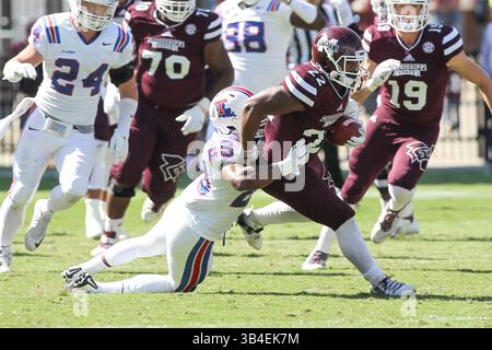 16. Oktober 2015: Louisiana Tech Bulldogs Linebacker C.J. Cleveland (29) bekämpft Mississippi State Bulldogs Wide Receiver Malik Dear (22) während des NCAA Football Spiels zwischen den Mississippi State Bulldogs und den Louisiana Tech Bulldogs im Davis Wade Stadium in Starkville, MS. Chuck Lick/CSM(Kreditbild: © Chuck Lick/CSM via ZUMA Wire) Stockfoto