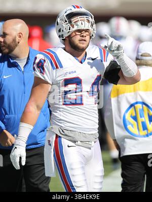 16. Oktober 2015: Der Linebacker Nick Thomason bittet um Wasser während des NCAA Football-Spiels zwischen den Mississippi State Bulldogs und den Louisiana Tech Bulldogs im Davis Wade Stadium in Starkville. Chuck Lick/CSM(Kreditbild: © Chuck Lick/CSM via ZUMA Wire) Stockfoto