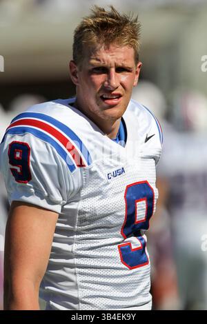 16. Oktober 2015: Der Wide Receiver der Louisiana Tech Bulldogs Conner Smith (9) sucht beim NCAA Football-Spiel zwischen den Mississippi State Bulldogs und den Louisiana Tech Bulldogs im Davis Wade Stadium in Starkville, MS, nach Anweisungen von Trainern. Chuck Lick/CSM(Kreditbild: © Chuck Lick/CSM via ZUMA Wire) Stockfoto