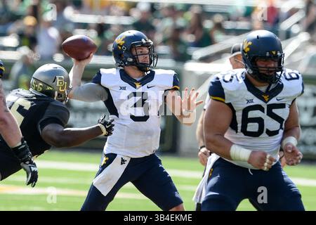 17. Oktober 2015: West Virginia Mountaineers Quarterback Skyler Howard (3) gibt den Ball während des NCAA Football-Spiels zwischen den West Virginia Mountaineers und den Baylor Bears im McLane Stadium Stadium in Waco, Texas. (Bild: © Shane Roper/CSM Via ZUMA Wire) Stockfoto