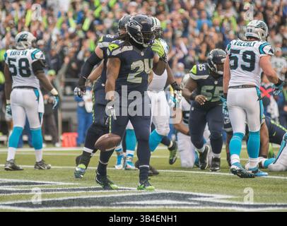 18. Oktober 2015: Seattle Seahawks Running Back Marshawn Lynch (24) führt den Ball für einen Seattle Seahawks Touchdown während der NFL-Action zwischen den Carolina Panthers und den Seattle Seahawks im CenturyLink Field in Seattle, Washington. Joseph Weiser/CSM(Bild: © Joseph Weiser/CSM via ZUMA Wire) Stockfoto