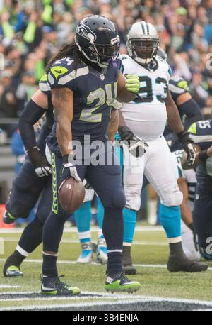 18. Oktober 2015: Seattle Seahawks Running Back Marshawn Lynch (24) führt den Ball für einen Seattle Seahawks Touchdown während der NFL-Action zwischen den Carolina Panthers und den Seattle Seahawks im CenturyLink Field in Seattle, Washington. Joseph Weiser/CSM(Bild: © Joseph Weiser/CSM via ZUMA Wire) Stockfoto