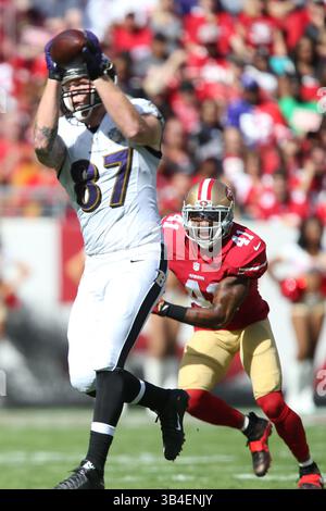 18. Oktober 2015: Baltimore Ravens Tight End Maxx Williams (87) macht einen Fang vor San Francisco 49ers Strong Safety Antoine Bethea (41) während des NFL-Fußballspiels zwischen den Baltimore Ravens und den San Francisco 49ers im Levi's Stadium in Santa Clara, Kalifornien. Die San Francisco 49ers führten die Baltimore Ravens in der Halbzeit mit 16 zu 6 an. Christopher Trim/CSM.(Bild: © Christopher Trim/CSM via ZUMA Wire) Stockfoto