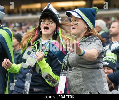 18. Oktober 2015: Seattle Seahawks Fans jubeln während der NFL-Action zwischen den Carolina Panthers und den Seattle Seahawks im CenturyLink Field in Seattle, Washington. Die Seattle Seahawks fallen 27 bis 23 an die Carolina Panthers. Joseph Weiser/CSM(Bild: © Joseph Weiser/CSM via ZUMA Wire) Stockfoto