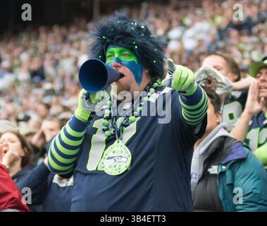 18. Oktober 2015: Seattle Seahawks Fans jubeln während der NFL-Action zwischen den Carolina Panthers und den Seattle Seahawks im CenturyLink Field in Seattle, Washington. Die Seattle Seahawks fallen 27 bis 23 an die Carolina Panthers. Joseph Weiser/CSM(Bild: © Joseph Weiser/CSM via ZUMA Wire) Stockfoto
