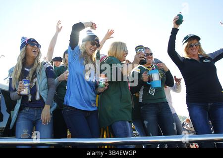 18. Oktober 2015 - Green Bay, WI, USA - Lader and Packers Fans Heckklappe am Lambeau Field vor dem Spiel Chargers-Packers am 18. Oktober 2015 in Green Bay, Wiss. Die Green Bay Packers schlugen die Chargers 27-20. (Bild: © K.C. Alfred/TNS via ZUMA Wire) Stockfoto