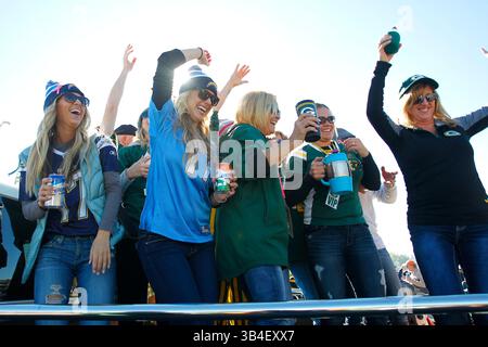Oktober 2015 - Green Bay, WI, USA - GREEN BAY, WI-14. OKTOBER 2015 | Lader und Packers Fans Heckklappe am Lambeau Field vor dem Spiel Chargers-Packers. | (K.C. Alfred/ San Diego Union-Tribune (Bild: © K.C. Alfred/U-T San Diego Via ZUMA Wire) Stockfoto