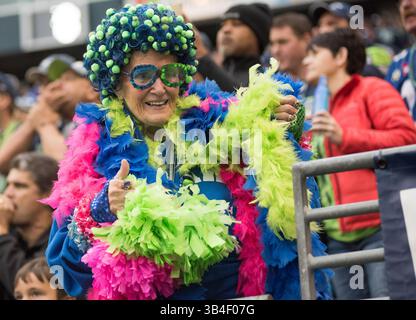 18. Oktober 2015: Seattle Seahawks-Fans jubeln während der NFL-Action zwischen den Carolina Panthers und den Seattle Seahawks im CenturyLink Field in Seattle, Washington. Die Seattle Seahawks fallen 27 bis 23 an die Carolina Panthers. Joseph Weiser/CSM(Bild: © Joseph Weiser/CSM via ZUMA Wire) Stockfoto