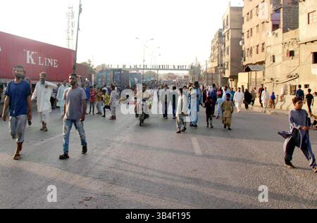 Die Bewohner von Lyari blockieren die Straße, während sie am Mittwoch, den 30. April 2025, an der Maripur Road in Karachi Protestdemonstrationen gegen die Verlängerung von Strom- und Sui-Gasladungen in ihrem Gebiet veranstalten. Stockfoto