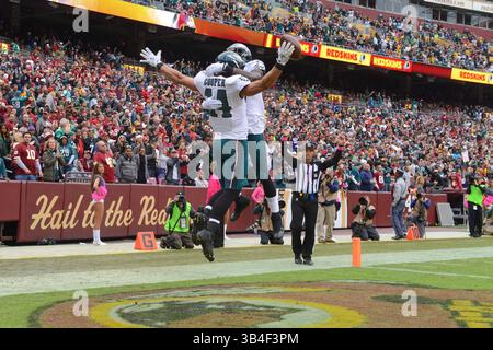 OKTOBER 2015 : Philadelphia Eagles Wide Receiver Nelson Agholor (17) feiert mit Philadelphia Eagles Wide Receiver Riley Cooper (14), nachdem er während des Matchups zwischen den Philadelphia Eagles und den Washington Redskins im FedEx Field in Landover, MD, einen Touchdown erzielt hat. (Credit Image: © John Middlebrook/CSM via ZUMA Wire) Stockfoto
