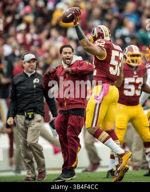 4. Oktober 2015 - Landover, Maryland, USA - Washington Redskins Inside Linebacker KEENAN ROBINSON (52) feiert den Umsatz mit dem inaktiven Washington Redskins Wide Receiver DESEAN JACKSON (11) während eines Spiels zwischen den Philadelphia Eagles und den Washington Redskins. Die Washington Redskins besiegten die Philadelphia Eagles 23-20 im FedEx Field in Landover, Maryland. (Bild: © Tom Rothenberg via ZUMA Wire) Stockfoto