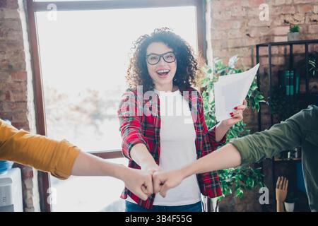 Freundliches Business-Team feiert Erfolge bei der Zusammenarbeit am Arbeitsplatz mit Teamwork Faust Bump. Stockfoto