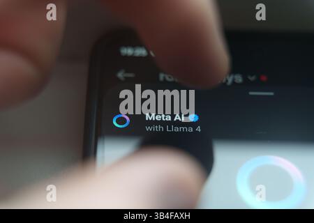 Meta-KI mit Llama 4 wird auf dem Smartphone-Bildschirm angezeigt und hebt die fortschrittliche Meta-KI-Technologie hervor Stockfoto