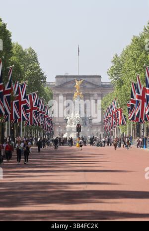 Union Jacks Up on the Mall, während die Vorbereitungen für die VE Day Parade am Bankfeiertag am 5. Mai 2025 in London, Großbritannien, getroffen werden Stockfoto