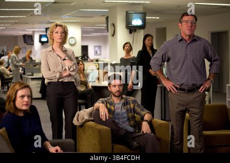 ERSCHEINUNGSDATUM: 16. Oktober 2015.TITEL: Truth.STUDIO: Sony Classics.REGIE: James Vanderbilt.PLOT: Newsroom Drama, das den CBS 60-Minuten-Bericht von 2004 beschreibt, der den Militärdienst des damaligen Präsidenten George W. Bush und den anschließenden Feuersturm der Kritik untersucht, der Anchor Dan Dear und Produzentin Mary Mapes ihre Karriere kostete.BILD: Elisabeth Moss, Cate Blanchett, Topher Grace, Dennis Quaid.(Credit: © Sony Classics/Entertainment Pictures) Stockfoto