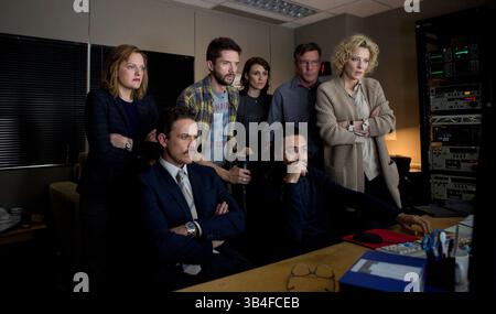 ERSCHEINUNGSDATUM: 16. Oktober 2015.TITEL: Truth.STUDIO: Sony Classics.REGIE: James Vanderbilt.PLOT: Newsroom Drama, das den CBS 60-Minuten-Bericht von 2004 beschreibt, der den Militärdienst des damaligen Präsidenten George W. Bush und den anschließenden Feuersturm der Kritik untersuchte, der Anker Dan Dear und Produzent Mary Mapes ihre Karriere kostete.BILD: Elisabeth Moss, Cate Blanchett, David Lyons, Topher Grace, Natalie Saleeba, Dennis Quaid, Adam Saunders, Cate Blanchett. (Foto: © Sony Classics/Entertainment Pictures) Stockfoto
