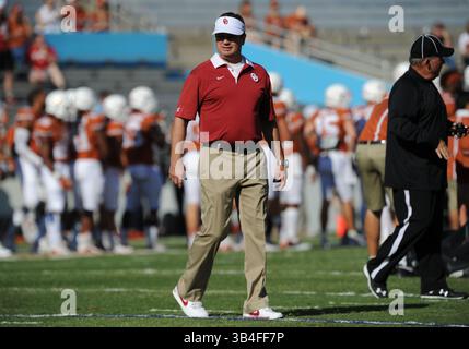 10. Oktober 2015: Bob Stoops, Cheftrainer der Oklahoma Sooners im NCAA Red River Showdown Football-Spiel zwischen den Oklahoma Sooners und den Texas Longhorns im Cotton Bowl Stadium in Dallas, TX Texas führt Oklahoma zur Halbzeit 14-3 Albert Pena/CSM(Credit Image: © Albert Pena/CSM via ZUMA Wire) Stockfoto