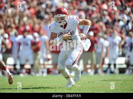 10. Oktober 2015: Oklahoma Sooners Quarterback Baker Mayfield #6 im NCAA Red River Showdown Football Spiel zwischen den Oklahoma Sooners und den Texas Longhorns im Cotton Bowl Stadium in Dallas, TX Texas führt Oklahoma zur Halbzeit 14-3 Albert Pena/CSM(Credit Image: © Albert Pena/CSM via ZUMA Wire) Stockfoto