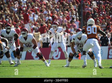 10. Oktober 2015: Oklahoma Sooners Quarterback Baker Mayfield #6 im NCAA Red River Showdown Football Spiel zwischen den Oklahoma Sooners und den Texas Longhorns im Cotton Bowl Stadium in Dallas, TX Texas führt Oklahoma zur Halbzeit 14-3 Albert Pena/CSM(Credit Image: © Albert Pena/CSM via ZUMA Wire) Stockfoto