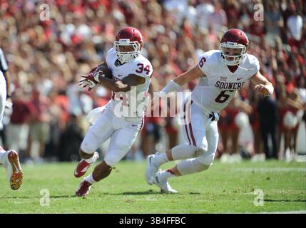 10. Oktober 2015: Oklahoma Sooners Quarterback Baker Mayfield #6 übergibt den Ball an Oklahoma Sooners Running Back Daniel Brooks #34 im NCAA Red River Showdown Football Spiel zwischen den Oklahoma Sooners und den Texas Longhorns im Cotton Bowl Stadium in Dallas, TX Texas führt Oklahoma zur Halbzeit 14-3 Albert PENA/CSM(Credit Image: © Albert PENA/CSM via ZUMA Wire) Stockfoto