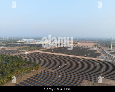 Luftaufnahme von Solarpaneelen in einem großen Feld in einer Anlage für erneuerbare Energien, die die Erzeugung sauberer Energie zeigt. Stockfoto