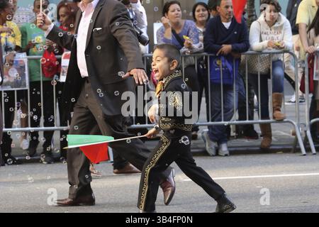 11. Oktober 2015 - New York, New York, USA - Menschen jeden Alters zeigten ihren kulturellen Stolz bei der Hispanic Day Parade auf der 5th Avenue von New York City. (Kreditbild: © Staton Rabin Via ZUMA Wire) Stockfoto