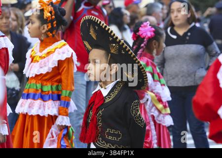 11. Oktober 2015 – New York, New York, USA – Jungen und Mädchen in bunten Kostümen waren unter anderem an der jährlichen Hispanic Day Parade in New York City auf der 5th Avenue beteiligt. (Kreditbild: © Staton Rabin Via ZUMA Wire) Stockfoto