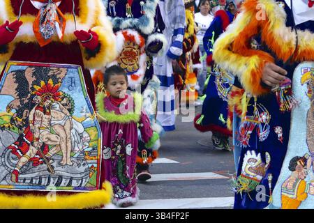 11. Oktober 2015 - New York, New York, USA - Menschen jeden Alters zeigten ihren kulturellen Stolz bei der Hispanic Day Parade auf der 5th Avenue von New York City. (Kreditbild: © Staton Rabin Via ZUMA Wire) Stockfoto