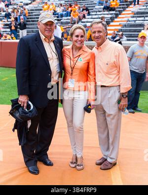 10. Oktober 2015: Gouverneur von Tennessee Bill Haslam, Right, und ehemaliger Volunteer Head Coach Phil Fulmer und seine Frau Vicky Fulmer vor dem NCAA Football Spiel zwischen den University of Tennessee Volunteers und den Georgia Bulldogs im Neyland Stadium in Knoxville, TN Tim Gangloff/CSM(Credit Image: © Photographer:Tim Gangloff/CSM via ZUMA Wire) Stockfoto