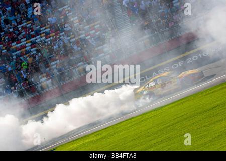 11. Okt. 2015 - Concord, NC, USA - Concord, NC - 11. Okt. 2015: Joey Logano (22) feiert mit einem Burnout nach dem Sieg der Bank of America 500 auf dem Charlotte Motor Speedway in Concord, NC. (Credit Image: © ASP/CSM via ZUMA Wire) Stockfoto