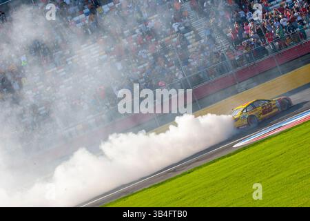 11. Okt. 2015 - Concord, NC, USA - Concord, NC - 11. Okt. 2015: Joey Logano (22) feiert mit einem Burnout nach dem Sieg der Bank of America 500 auf dem Charlotte Motor Speedway in Concord, NC. (Credit Image: © ASP/CSM via ZUMA Wire) Stockfoto