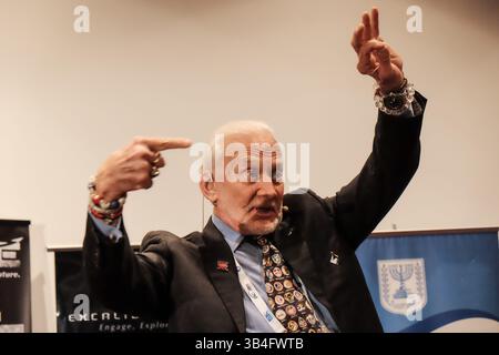 â 12. Oktober 2015 - Jerusalem, Israel - der ehemalige NASA-Astronaut Dr. EDWIN EUGENE 'BUZZ' ALDRIN, 85, Pilot des Mondmoduls auf Apollo 11, zweiter Mann, der am 21. Juli 1969 den Mond betritt, spricht scherzhaft an einer Pressekonferenz; œThe Grund, warum Neil (Armstrong) zuerst herausging, war, dass er näher an der doorâ war. Der 66. Internationale Astronautische Kongress 2015 wurde im International Conference Center in Jerusalem eröffnet, an dem über 2.000 Teilnehmer aus 60 Nationen teilnahmen, darunter Leiter von Raumfahrtbehörden und 15 Astronauten. (Bild: © Nir Alon via ZUMA Wire) Stockfoto