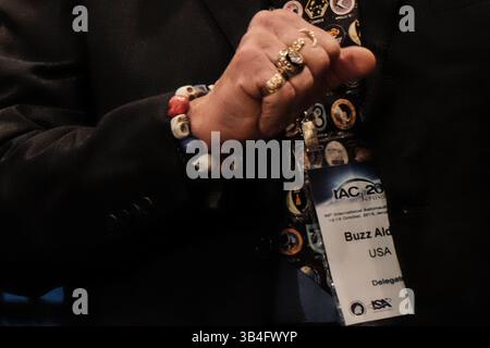 â 12. Oktober 2015 - Jerusalem, Israel - der ehemalige NASA-Astronaut Dr. EDWIN EUGENE 'BUZZ' ALDRIN, 85, Pilot des Mondmoduls auf Apollo 11, zweiter Mann, der am 21. Juli 1969 den Mond betritt, spricht scherzhaft an einer Pressekonferenz; œThe Grund, warum Neil (Armstrong) zuerst herausging, war, dass er näher an der doorâ war. Der 66. Internationale Astronautische Kongress 2015 wurde im International Conference Center in Jerusalem eröffnet, an dem über 2.000 Teilnehmer aus 60 Nationen teilnahmen, darunter Leiter von Raumfahrtbehörden und 15 Astronauten. (Bild: © Nir Alon via ZUMA Wire) Stockfoto