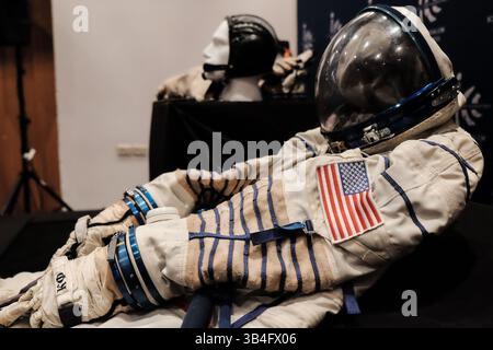 12. Oktober 2015 - Jerusalem, Israel - der originale Weltraumanzug, der vom russischen Kosmonauten verwendet wurde, wird im Internationalen Konferenzzentrum in Jerusalem anlässlich der Eröffnung des 66. Internationalen Astronautischen Kongresses 2015 ausgestellt, an dem über 2.000 Teilnehmer aus 60 Nationen teilnehmen, darunter Leiter von Raumfahrtbehörden und 15 Astronauten. (Bild: © Nir Alon via ZUMA Wire) Stockfoto