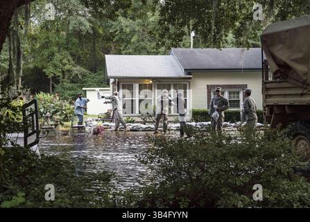 9. Oktober 2015 - Parkers Ferry, South Carolina, Vereinigte Staaten von Amerika - Soldaten der South Carolina National Guard entladen Sandsäcke, um einem Bewohner zu helfen, ihr Eigentum vor Überschwemmungen zu schützen 9. Oktober 2015 in Parkers Ferry, South Carolina. Große Teile von South Carolina litten unter Rekordregen, die große Teile des Staates überschwemmten. (Bild: © Staff Sgt. Perry Aston/Planet Pix via ZUMA Wire) Stockfoto