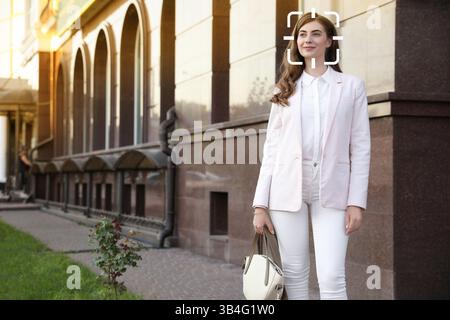 Gesichtserkennungssystem zur Identifizierung einer Frau auf der Straße Stockfoto