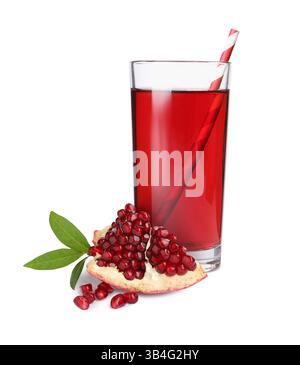 Leckerer Granatapfelsaft im Glas, grüne Blätter und frisches Obst auf weißem Hintergrund Stockfoto