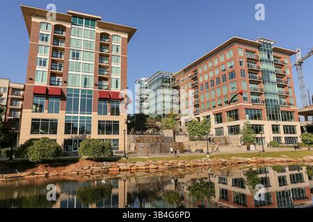 19. September 2015 - Greenville, SC, Vereinigte Staaten von Amerika - Art Crossing and River Place Entwicklung am Reedy River in Downtown Greenville, South Carolina. (Bild: © Richard Ellis Via ZUMA Wire) Stockfoto