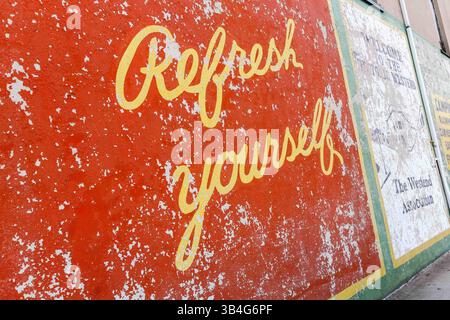 19. September 2015 - Greenville, SC, Vereinigte Staaten von Amerika - Schild mit dem alten Coca Cola auf einem Gebäude an der Main Street in Downtown Greenville, South Carolina. (Bild: © Richard Ellis Via ZUMA Wire) Stockfoto
