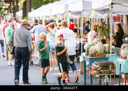 19. September 2015 - Greenville, SC, Vereinigte Staaten von Amerika - der Bauernmarkt entlang der Main Street im Zentrum von Greenville, South Carolina. (Bild: © Richard Ellis Via ZUMA Wire) Stockfoto