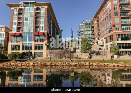 19. September 2015 - Greenville, SC, Vereinigte Staaten von Amerika - Art Crossing and River Place Entwicklung am Reedy River in Downtown Greenville, South Carolina. (Bild: © Richard Ellis Via ZUMA Wire) Stockfoto