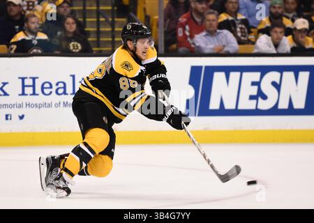 22. September 2015 – Boston, Massachusetts, USA – Boston Bruins verließ David Pastrnak (88) während des NHL-Spiels zwischen den Washington Capitals und den Boston Bruins im TD Garden in Boston, Massachusetts. Eric Canha/CSM(Bild: © Eric Canha/CSM via ZUMA Wire) Stockfoto